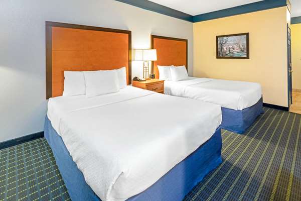  - La Quinta Inn & Suites Shawnee - I-40, Exit 186