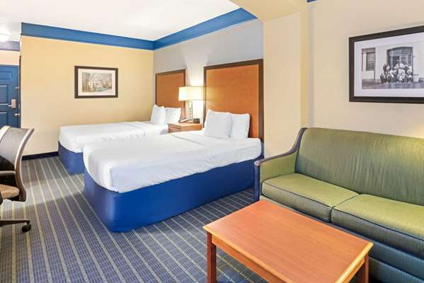  - La Quinta Inn & Suites Shawnee - I-40, Exit 186