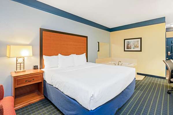 Suite - La Quinta Inn & Suites Shawnee - I-40, Exit 186