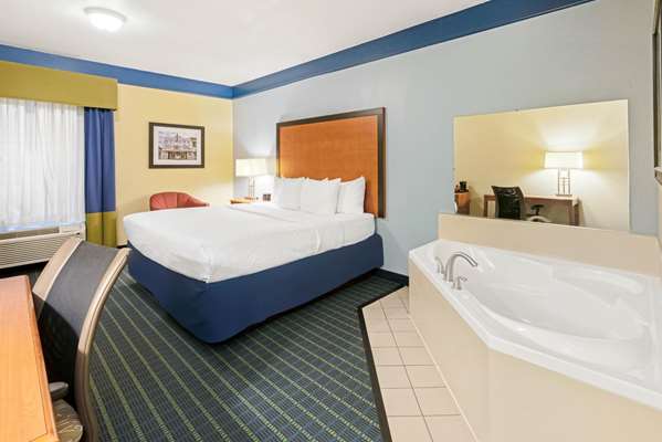 Suite - La Quinta Inn & Suites Shawnee - I-40, Exit 186