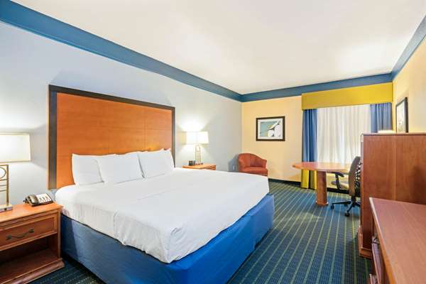  - La Quinta Inn & Suites Shawnee - I-40, Exit 186