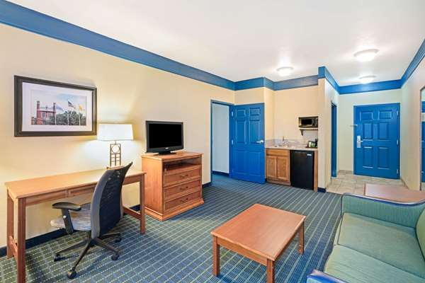  - La Quinta Inn & Suites Shawnee - I-40, Exit 186