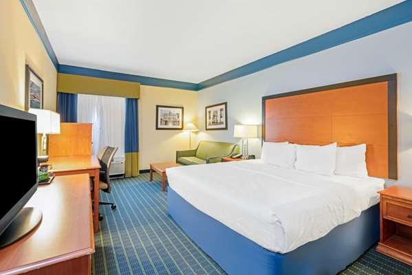  - La Quinta Inn & Suites Shawnee - I-40, Exit 186