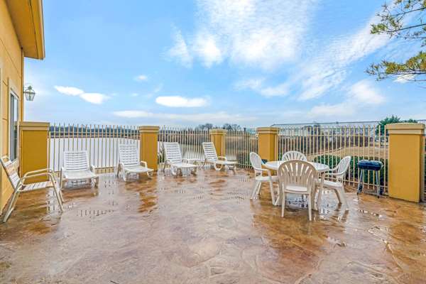  - La Quinta Inn & Suites Shawnee - I-40, Exit 186