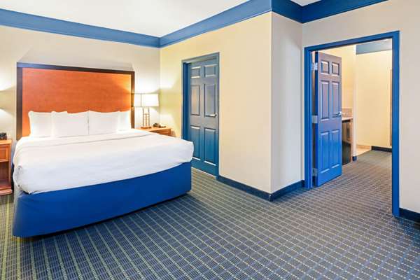  - La Quinta Inn & Suites Shawnee - I-40, Exit 186