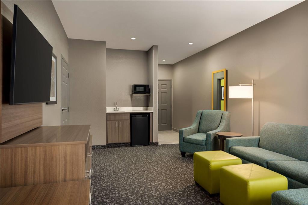 LA QUINTA INN STE SHAWNEE-guestroom-Guest Room,Suite,On-Site.jpg