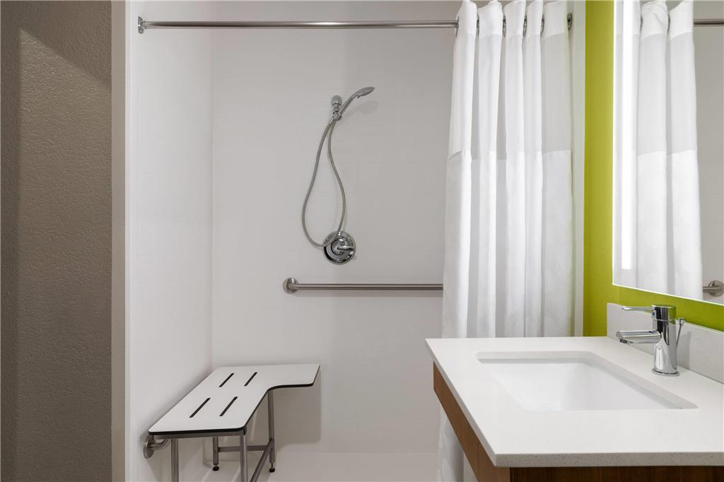 LA QUINTA INN STE SHAWNEE-guestroom-Guest Room,Bathroom,Shower,Accessibility,On-Site.jpg