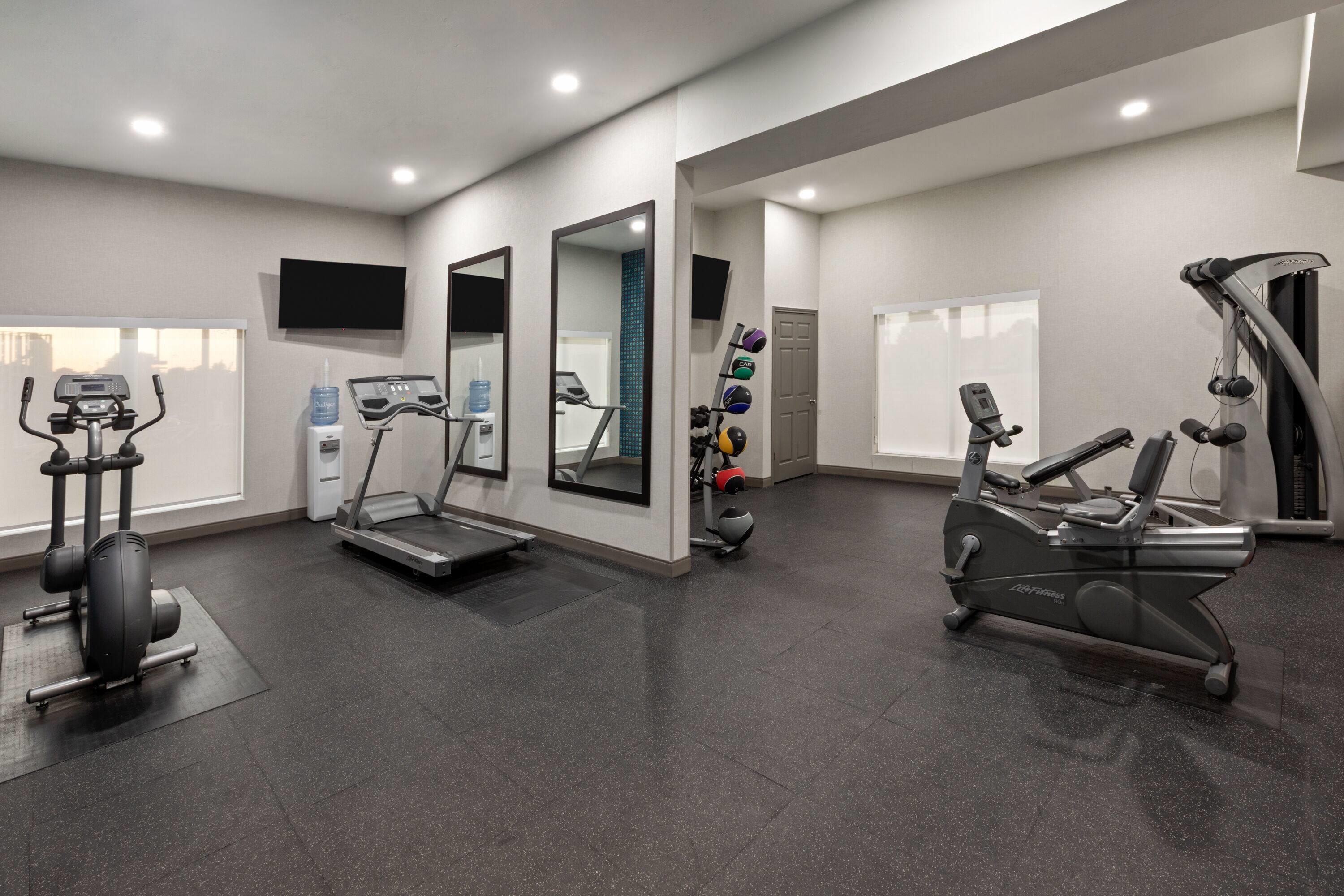 Health club fitness center gym | La Quinta Inn & Suites by Wyndham Oklahoma City - Moore
