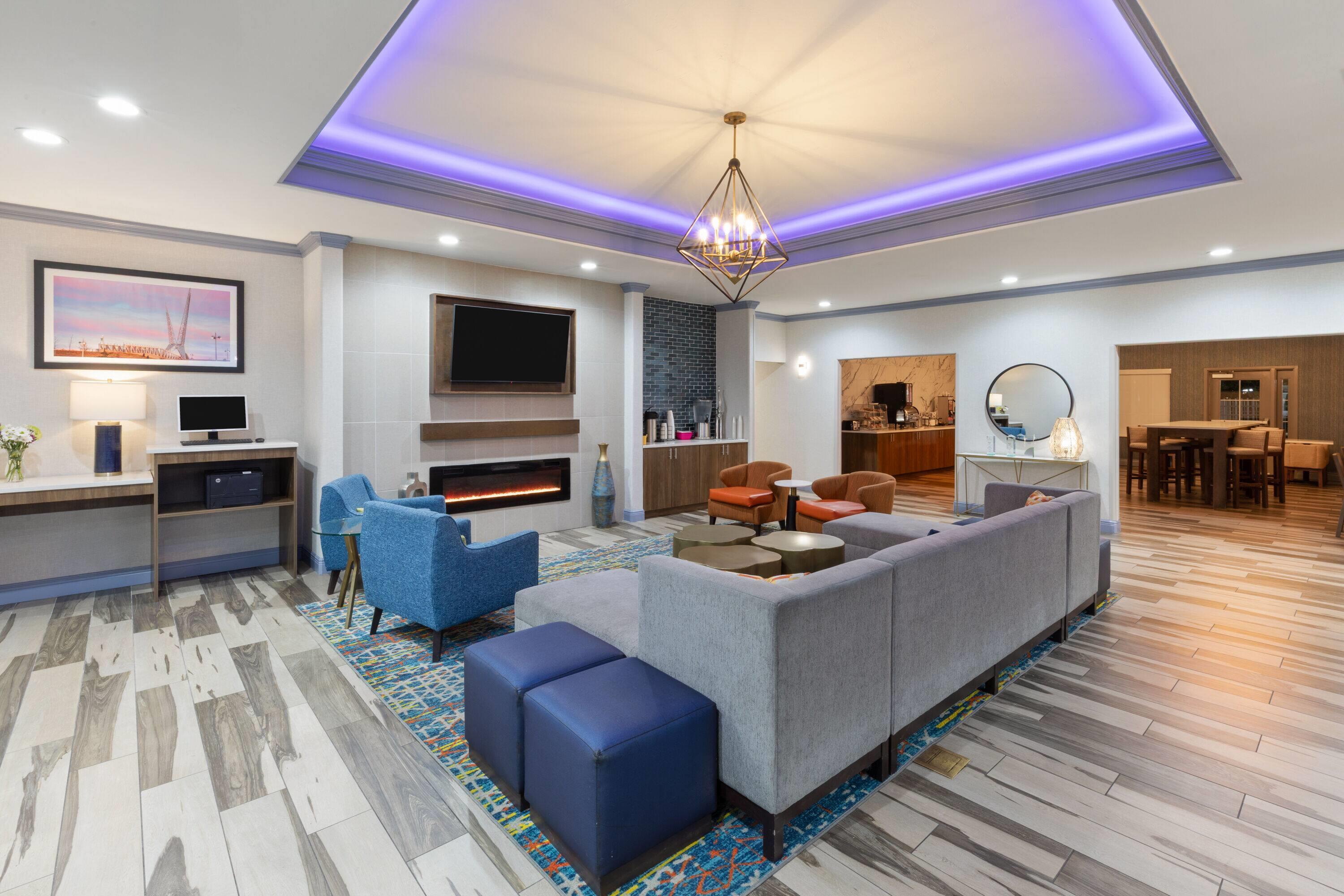 Lobby | La Quinta Inn & Suites by Wyndham Oklahoma City - Moore