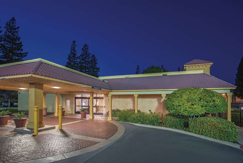 Howard Johnson by Wyndham Sacramento Downtown - Tap to explore photos