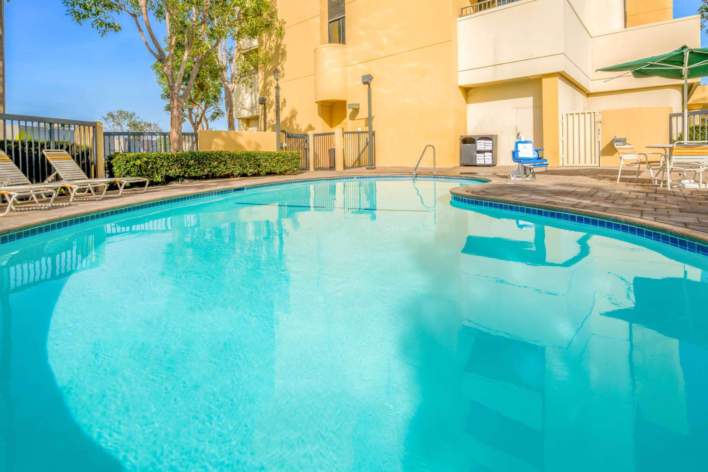 Pool | La Quinta Inn & Suites by Wyndham Buena Park