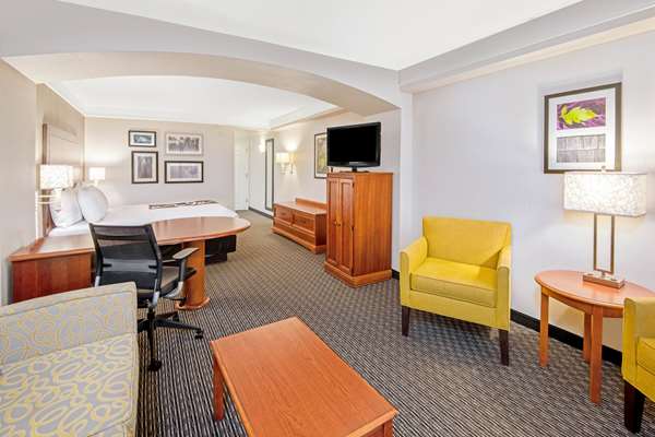 Suite - La Quinta Inn & Suites Airport San Antonio