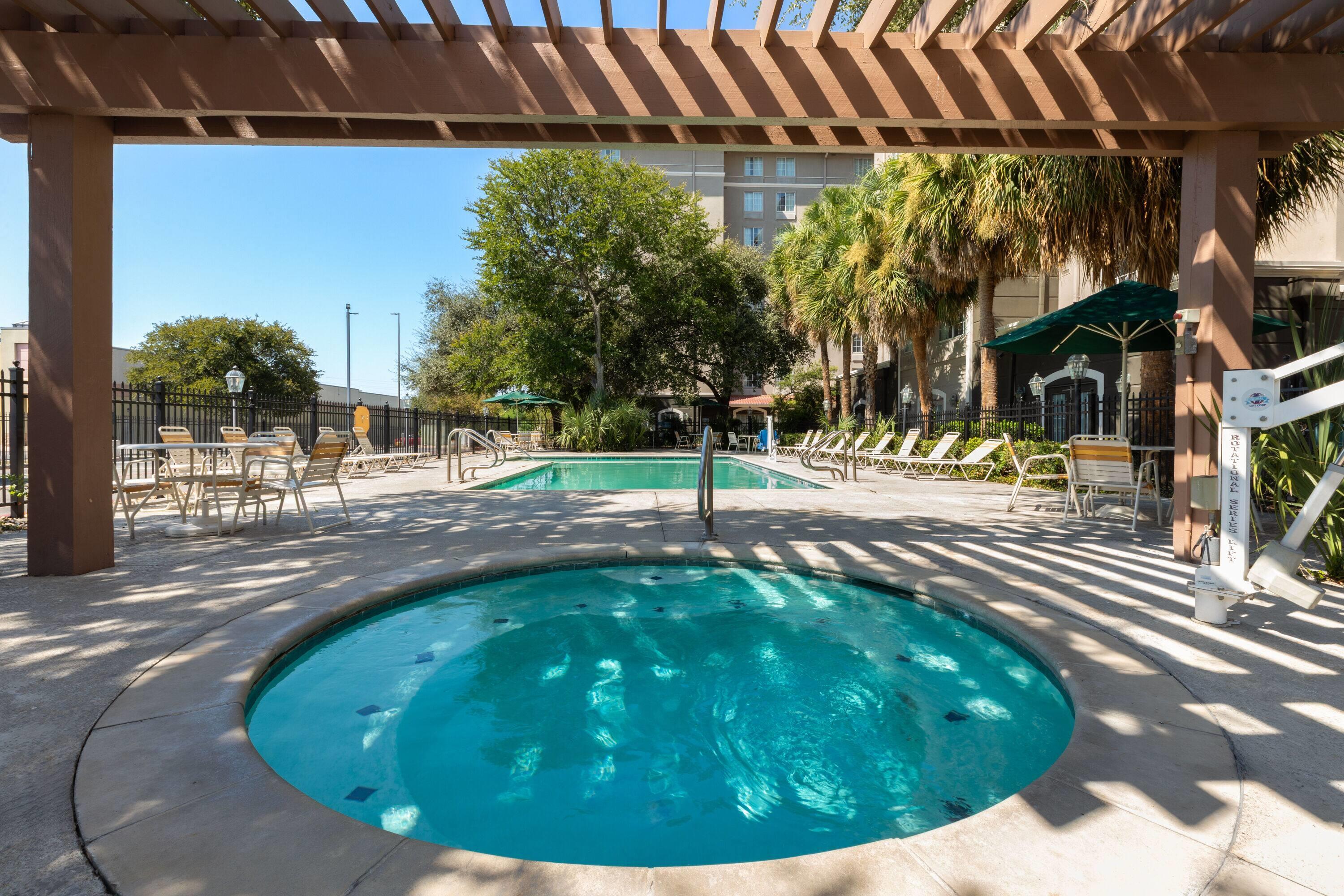 Pool | La Quinta Inn & Suites by Wyndham San Antonio Airport