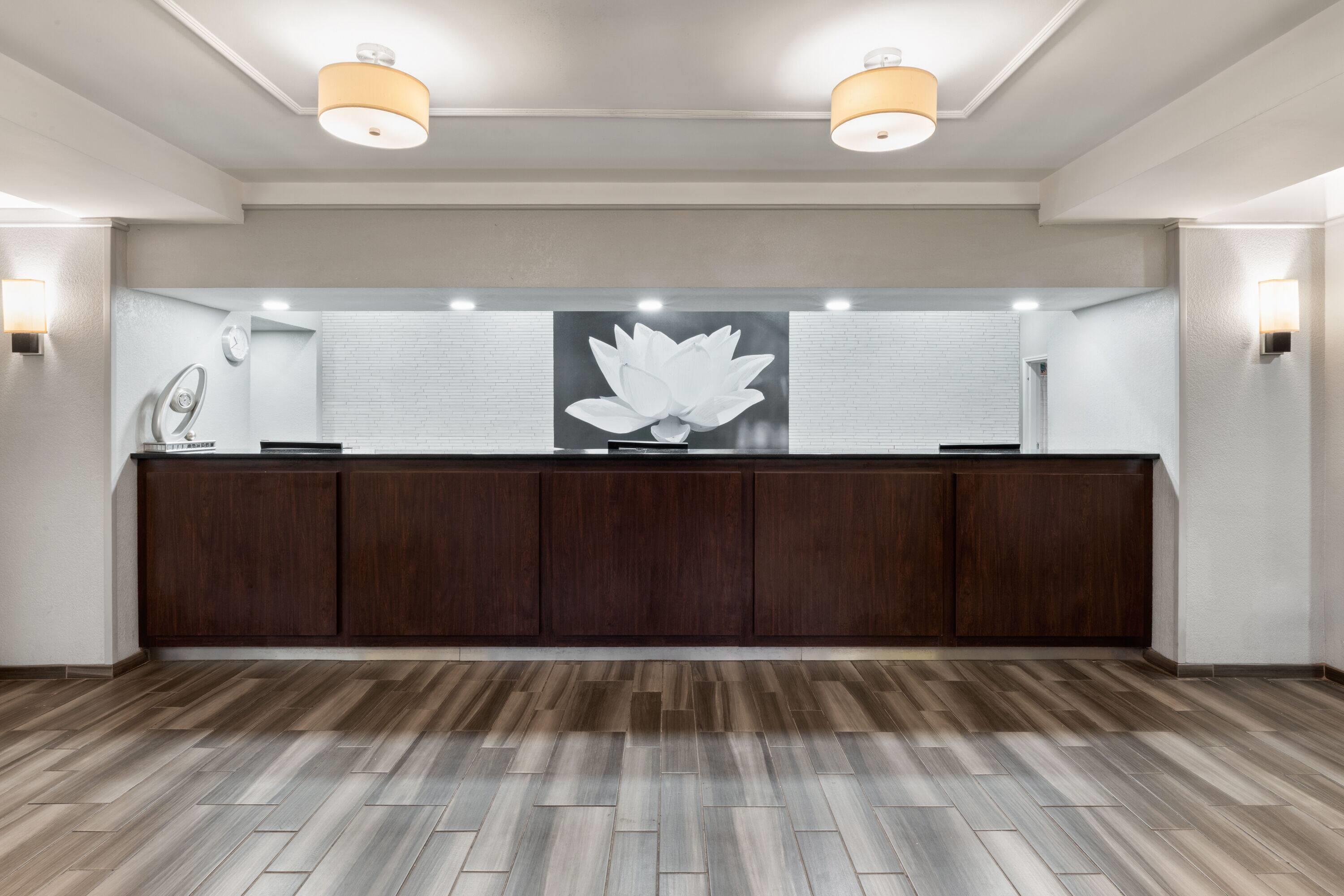 Reception | La Quinta Inn & Suites by Wyndham San Antonio Airport