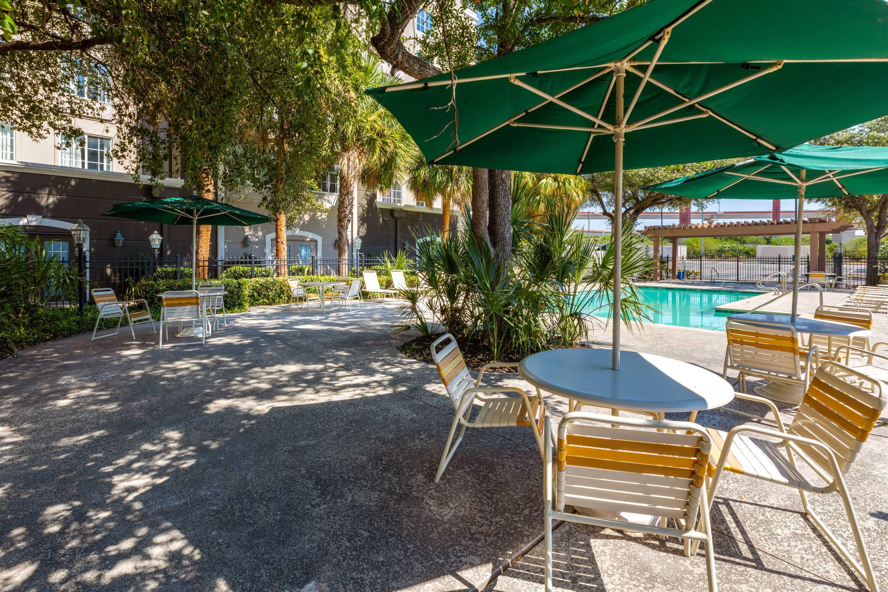 Pool | La Quinta Inn & Suites by Wyndham San Antonio Airport