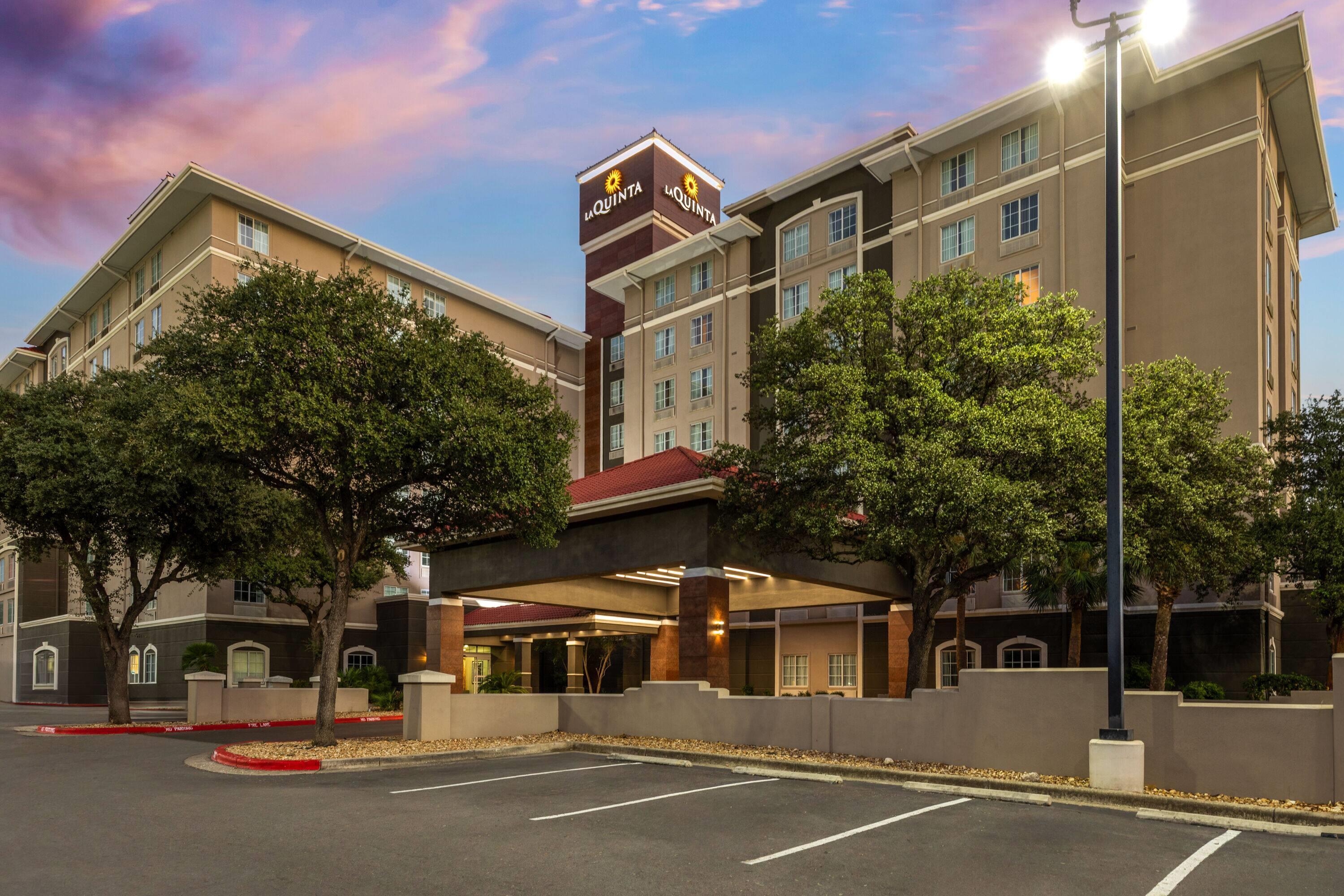 Exterior | La Quinta Inn & Suites by Wyndham San Antonio Airport