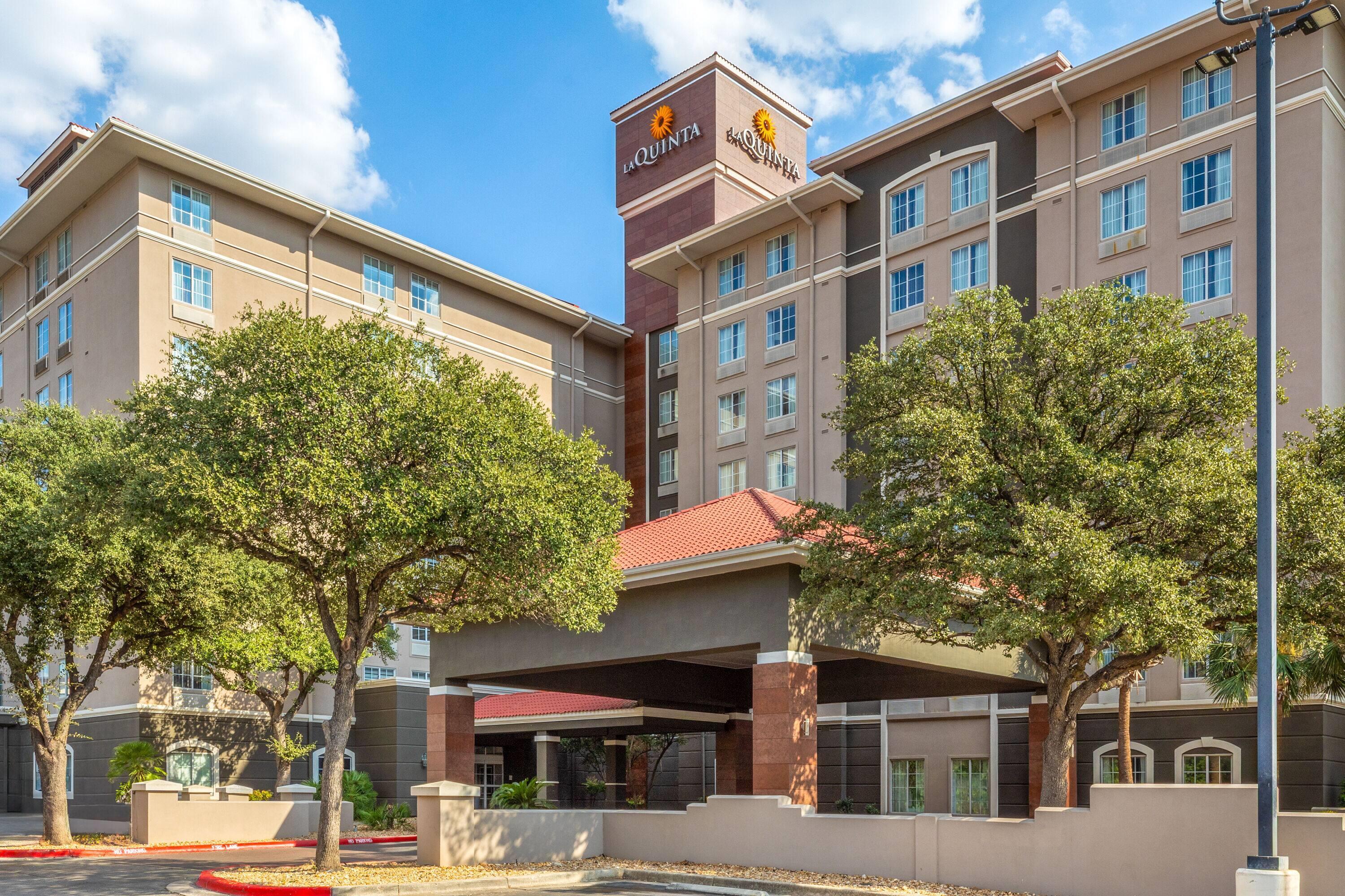 Exterior | La Quinta Inn & Suites by Wyndham San Antonio Airport
