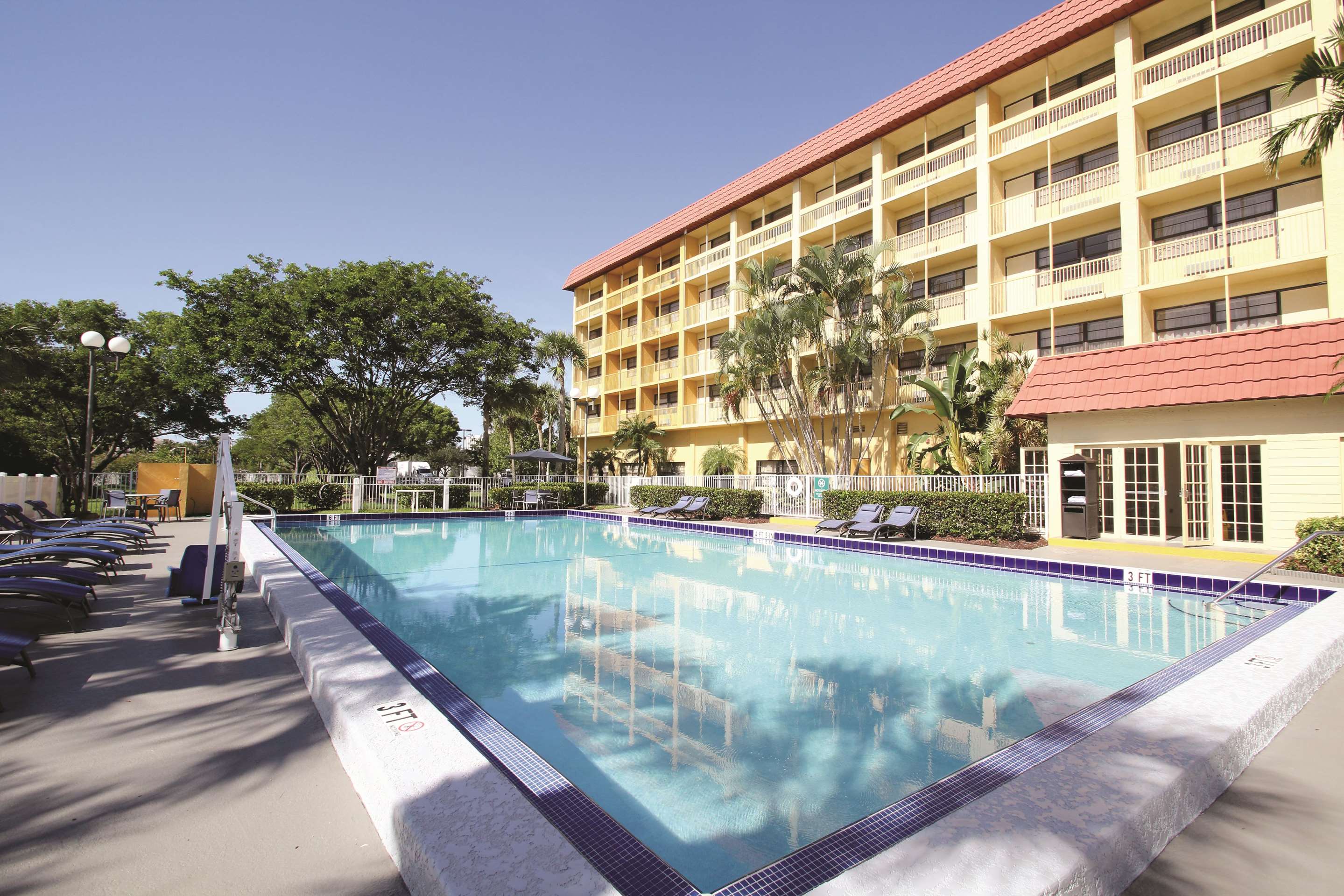 Pool | La Quinta Inn & Suites by Wyndham Coral Springs Univ Dr
