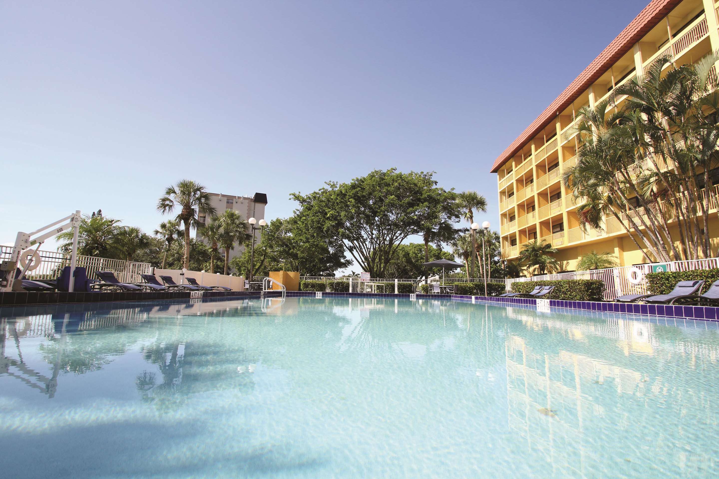 Pool | La Quinta Inn & Suites by Wyndham Coral Springs Univ Dr
