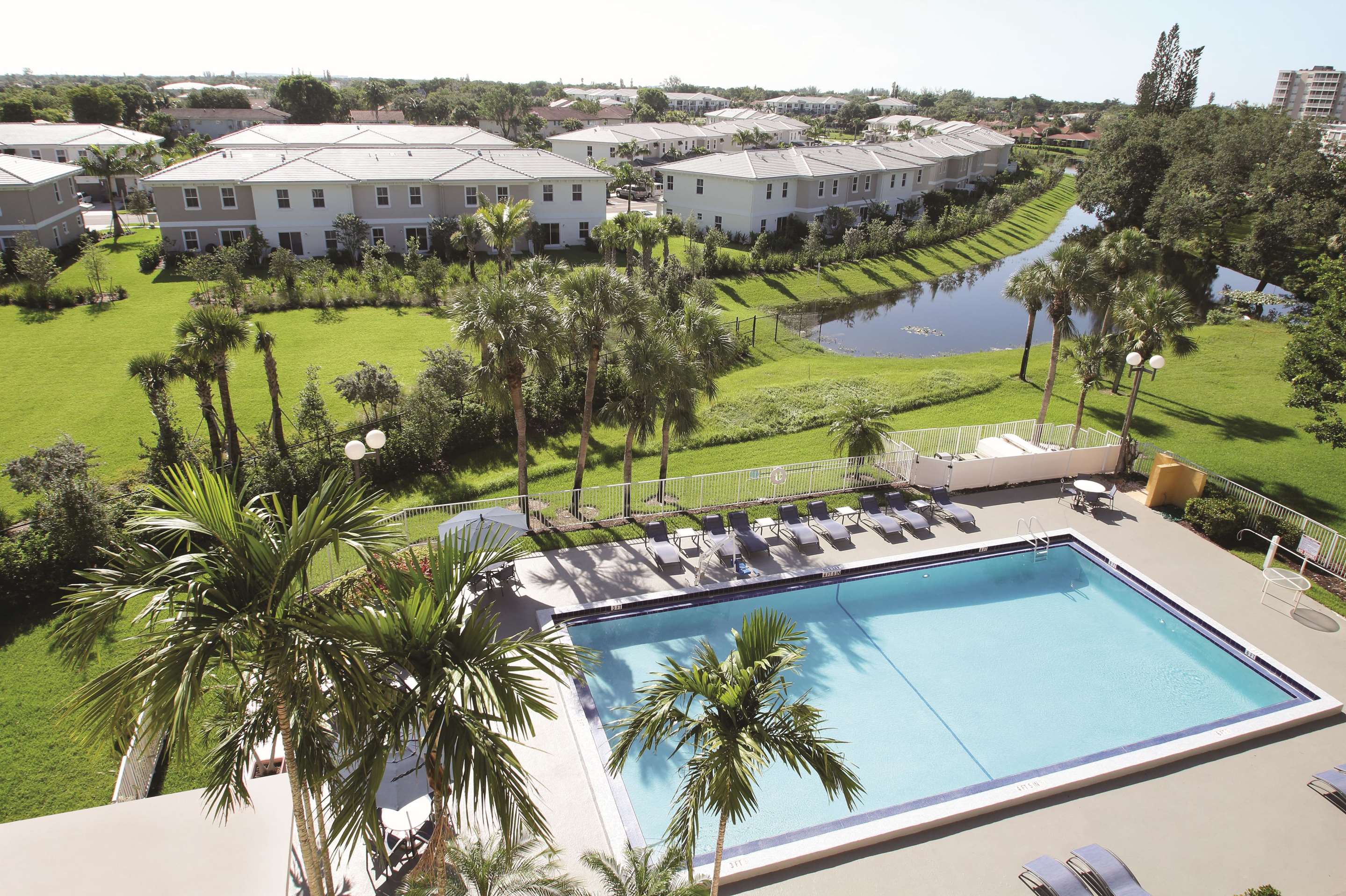 Pool | La Quinta Inn & Suites by Wyndham Coral Springs Univ Dr