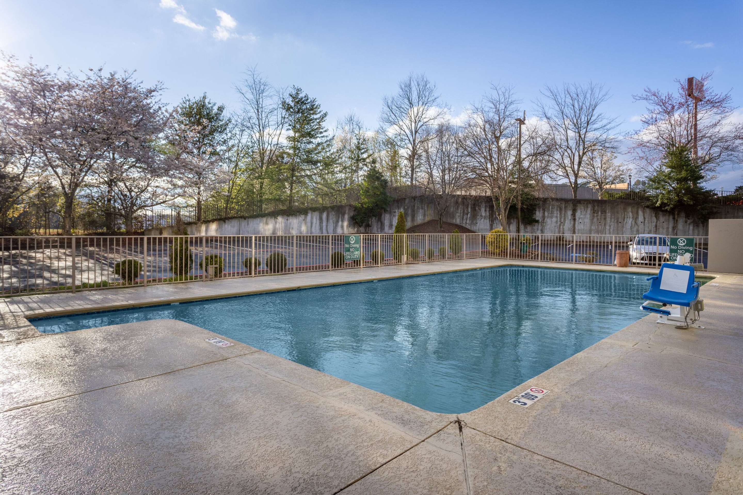 Pool | La Quinta Inn & Suites by Wyndham Kingsport TriCities Airport