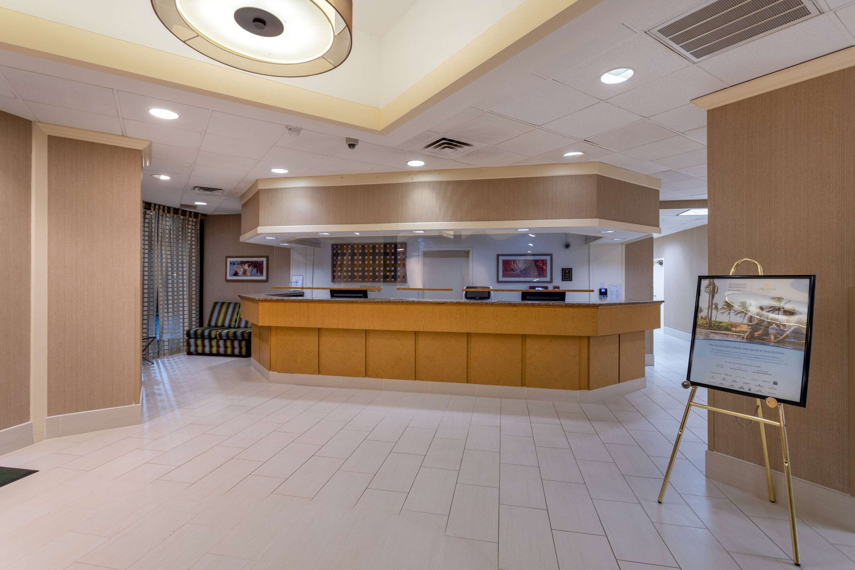Reception | La Quinta Inn & Suites by Wyndham Kingsport TriCities Airport