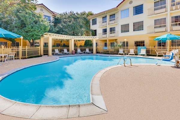Pool - La Quinta Inn & Suites Galleria Addison