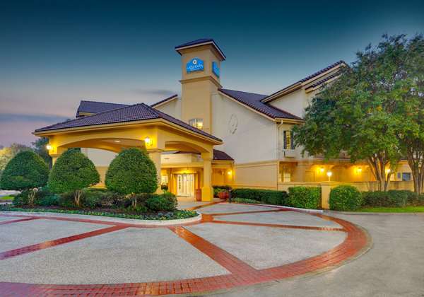Exterior view - La Quinta Inn & Suites Galleria Addison