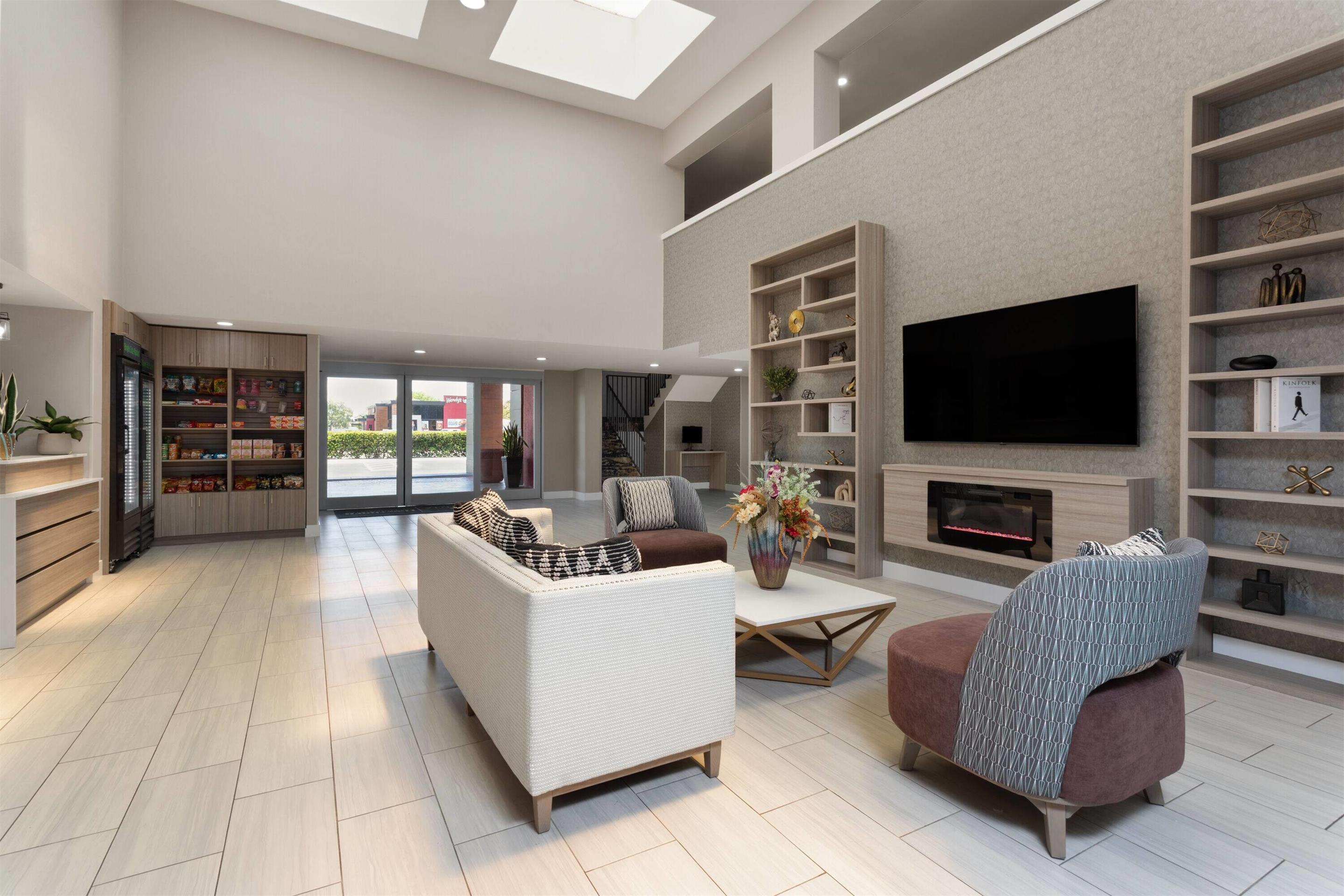 Lobby | La Quinta by Wyndham Ft Lauderdale Cypress Creek