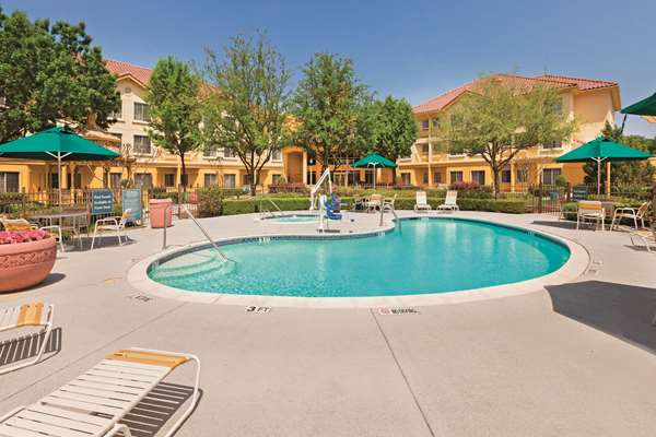 Pool - La Quinta Inn & Suites DFW Airport North Irving
