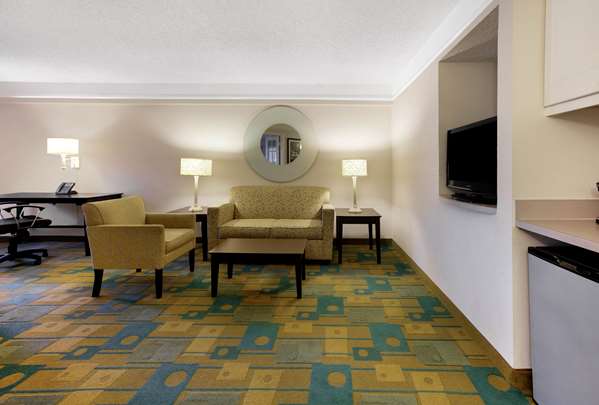 Suite - La Quinta Inn & Suites DFW Airport North Irving