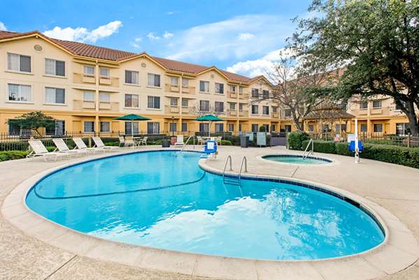 Pool - La Quinta Inn & Suites DFW Airport North Irving