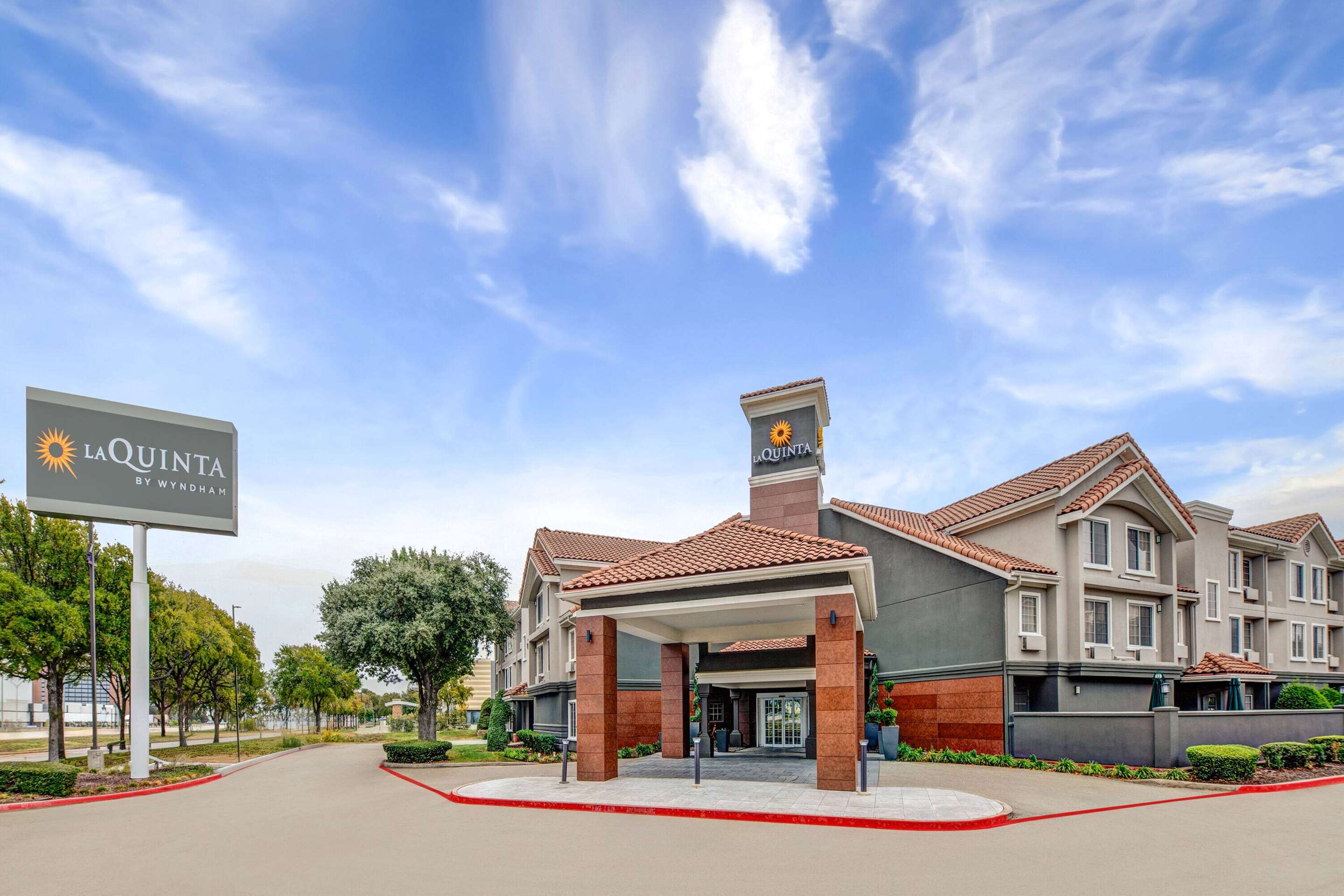 Exterior | La Quinta Inn & Suites by Wyndham Dallas DFW Airport North