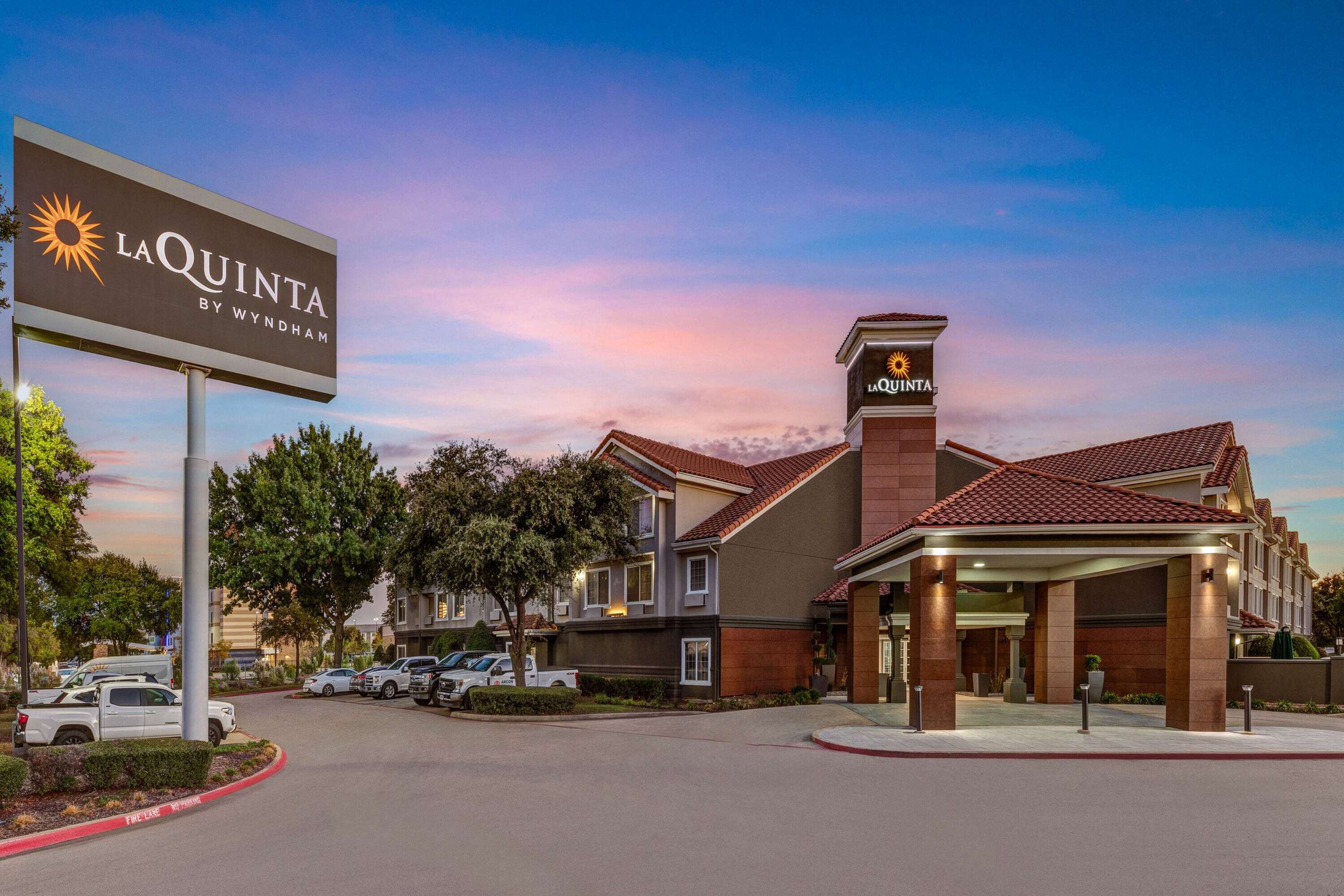 Exterior | La Quinta Inn & Suites by Wyndham Dallas DFW Airport North