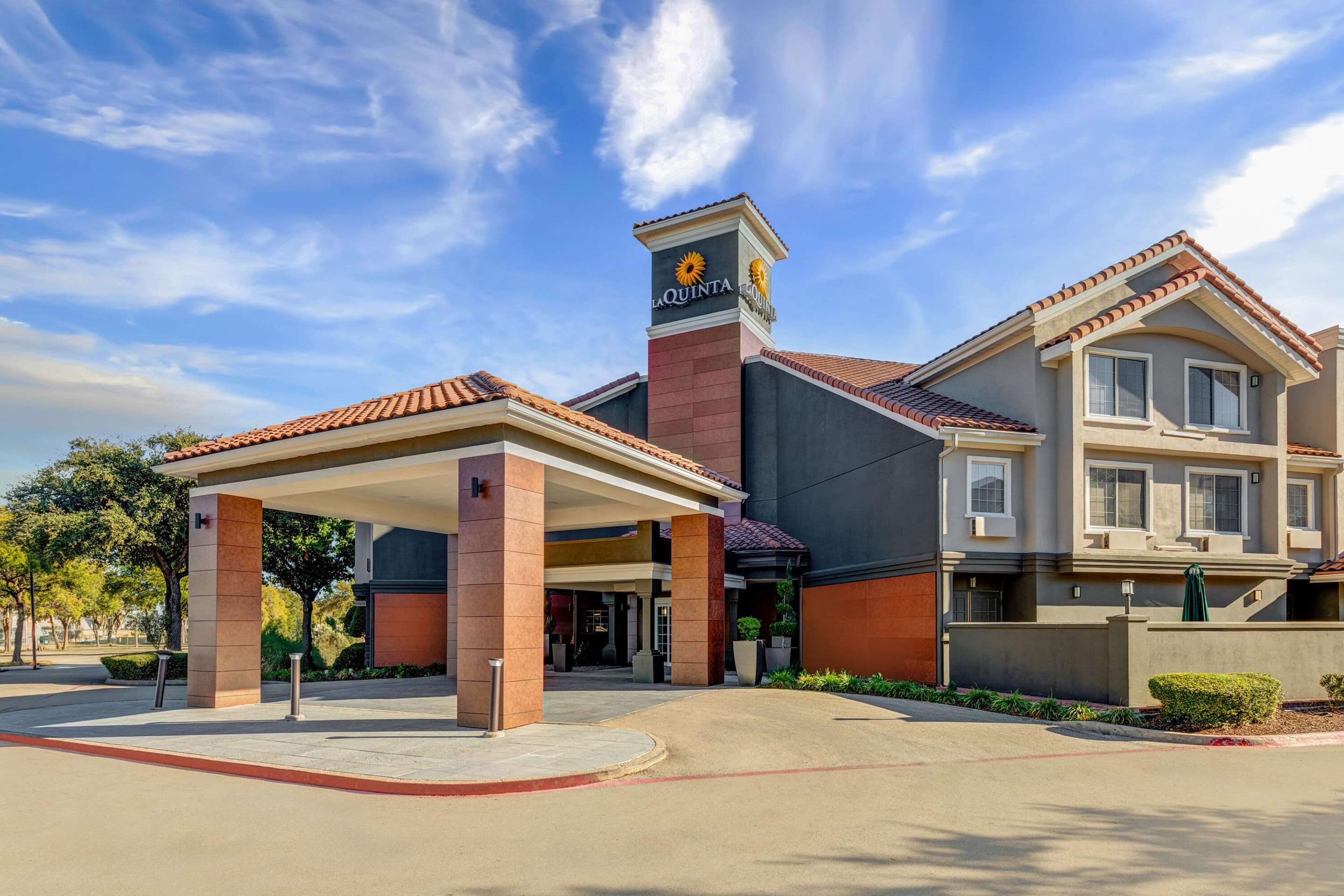 Exterior | La Quinta Inn & Suites by Wyndham Dallas DFW Airport North