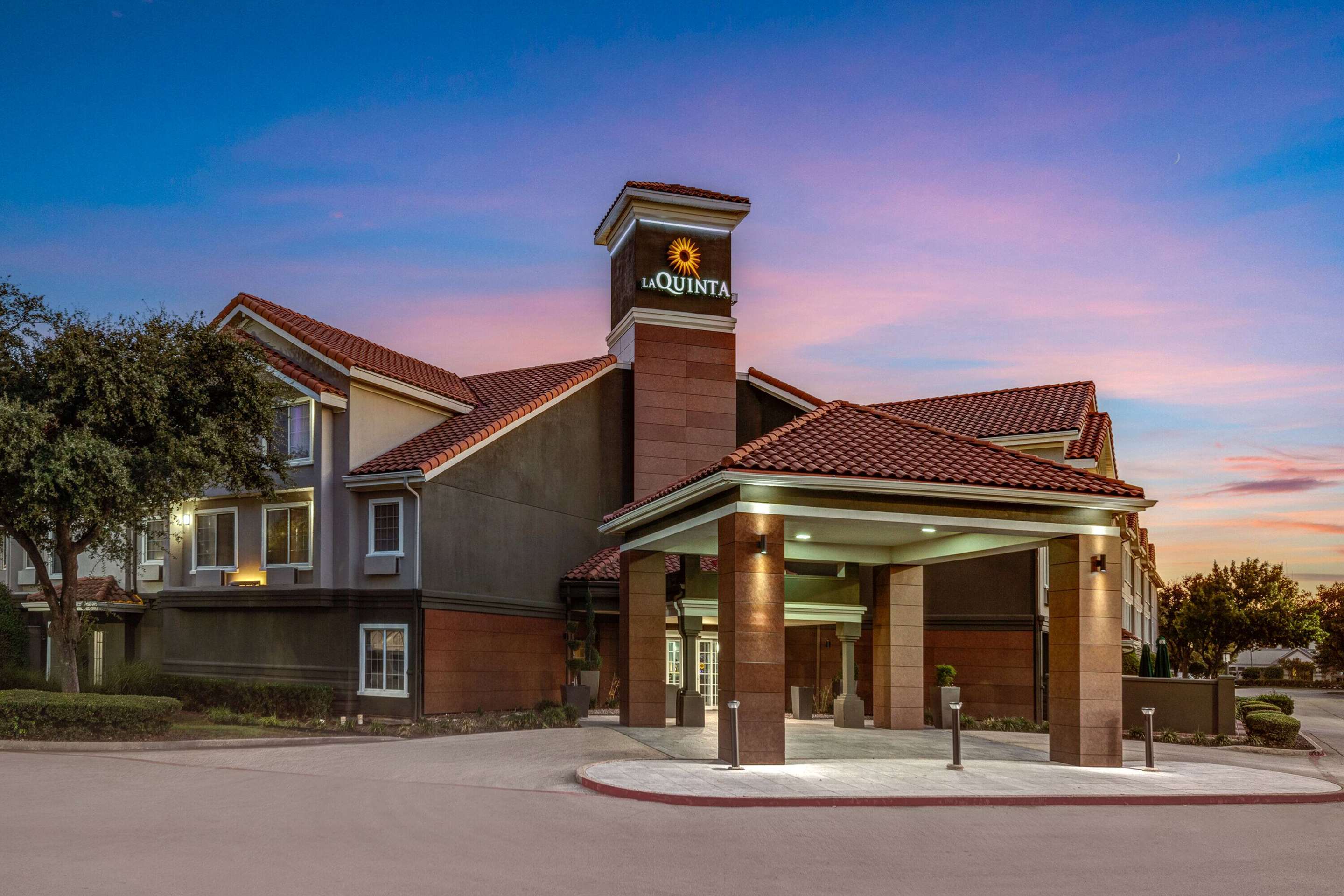 Exterior | La Quinta Inn & Suites by Wyndham Dallas DFW Airport North