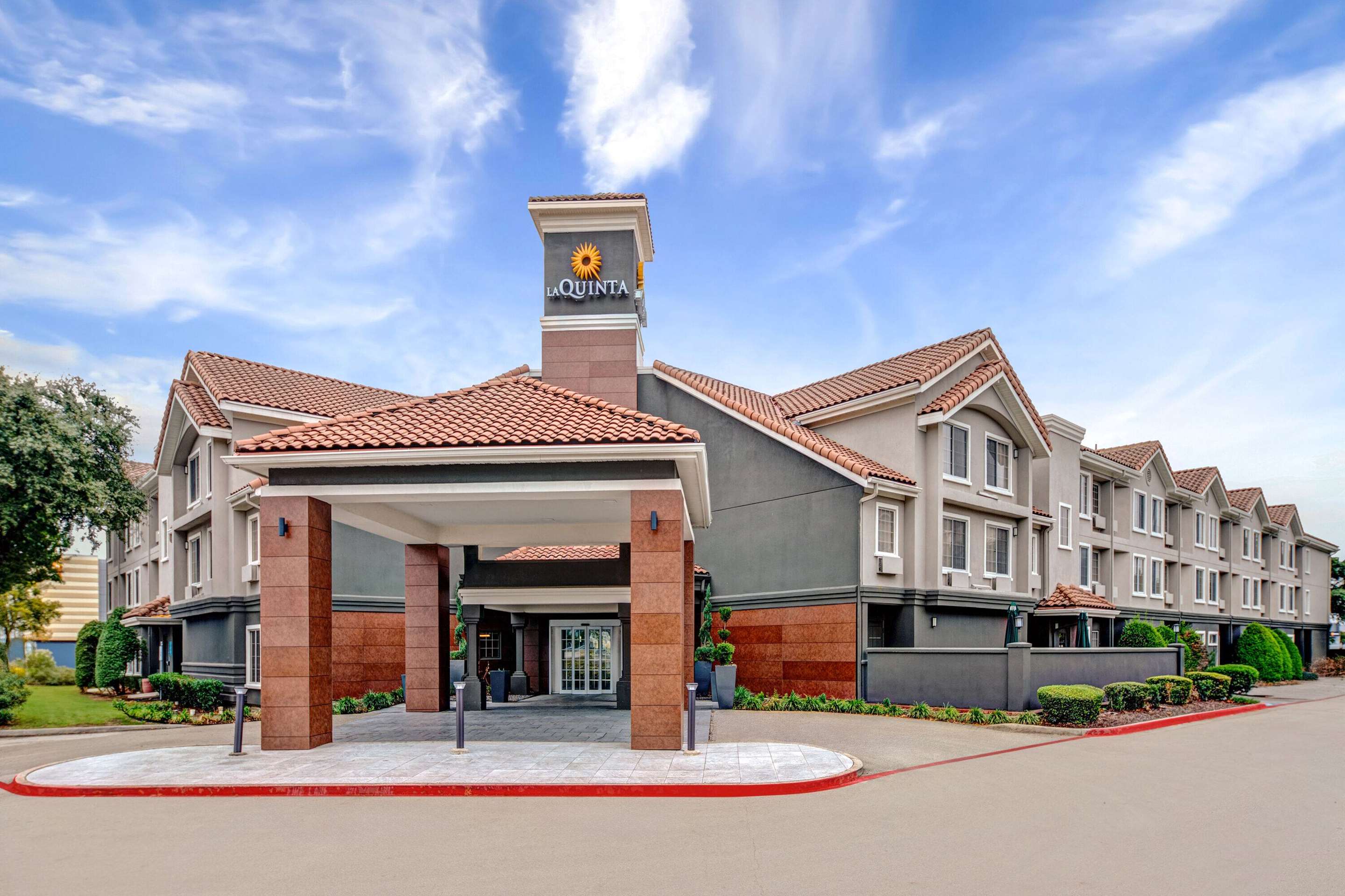 Exterior | La Quinta Inn & Suites by Wyndham Dallas DFW Airport North