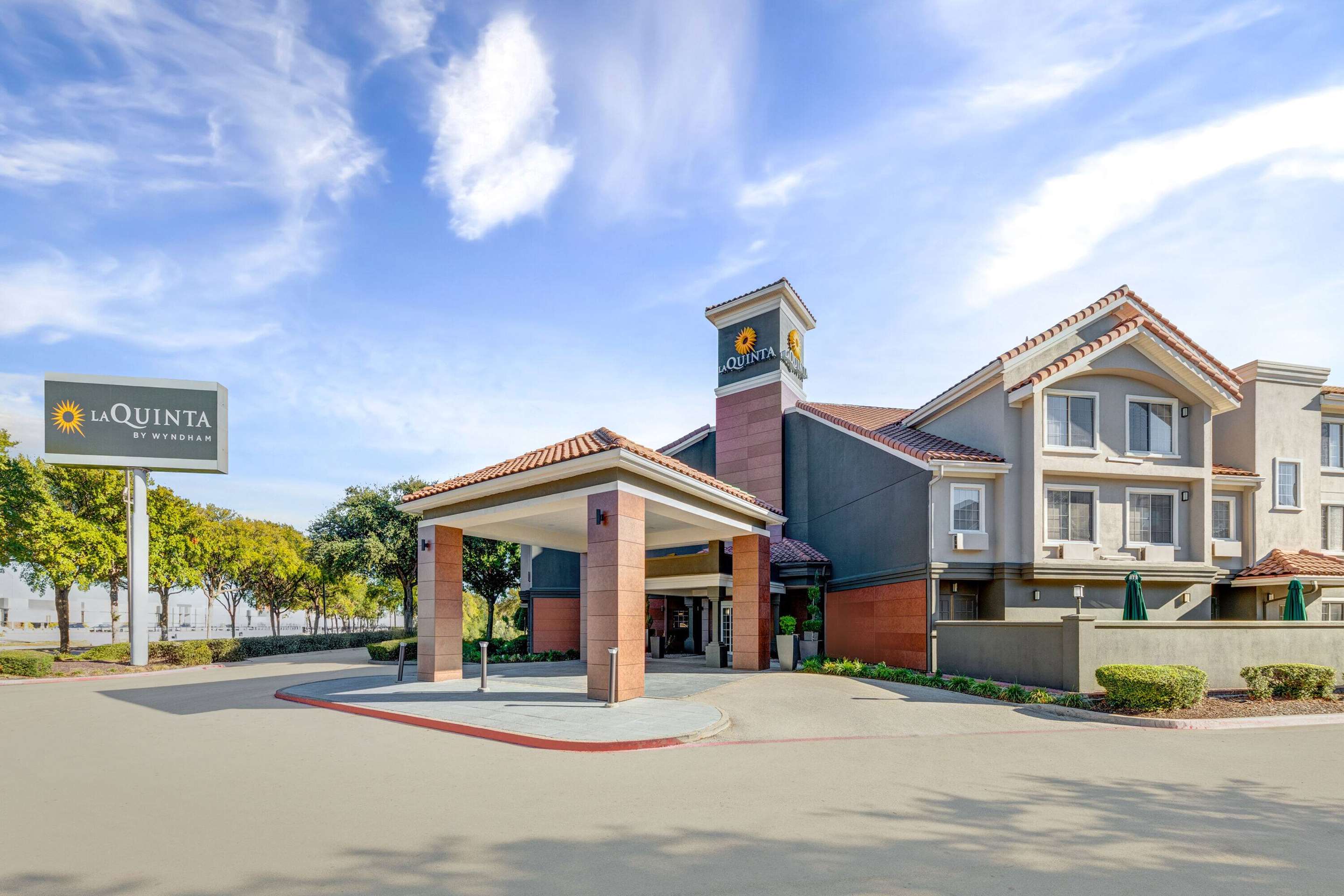 Exterior | La Quinta Inn & Suites by Wyndham Dallas DFW Airport North