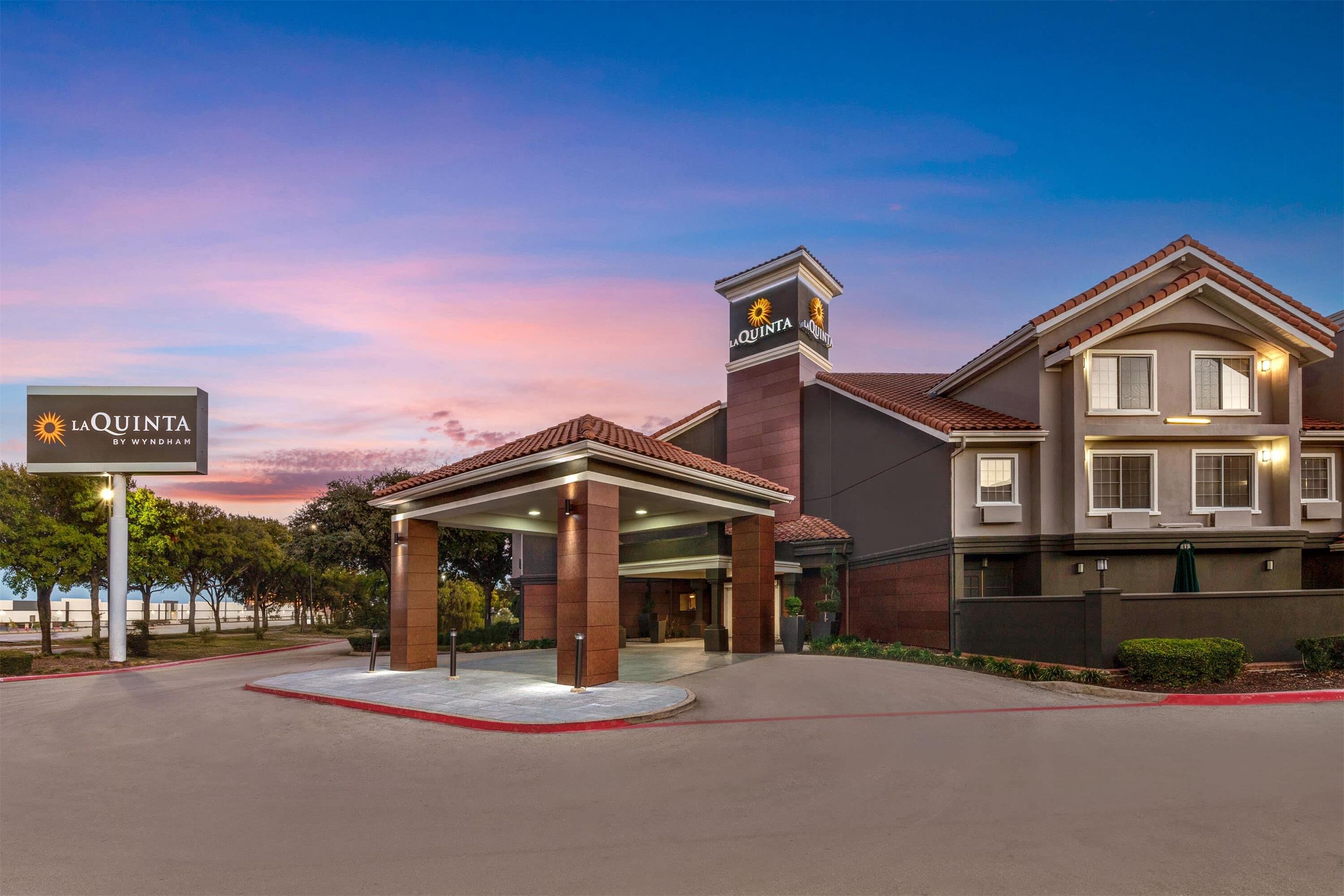 Exterior | La Quinta Inn & Suites by Wyndham Dallas DFW Airport North