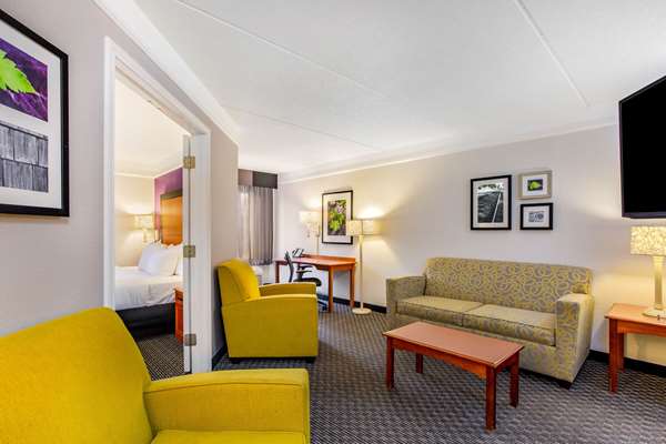 Suite - La Quinta Inn & Suites Airport Morrisville - I-40, Exit 284