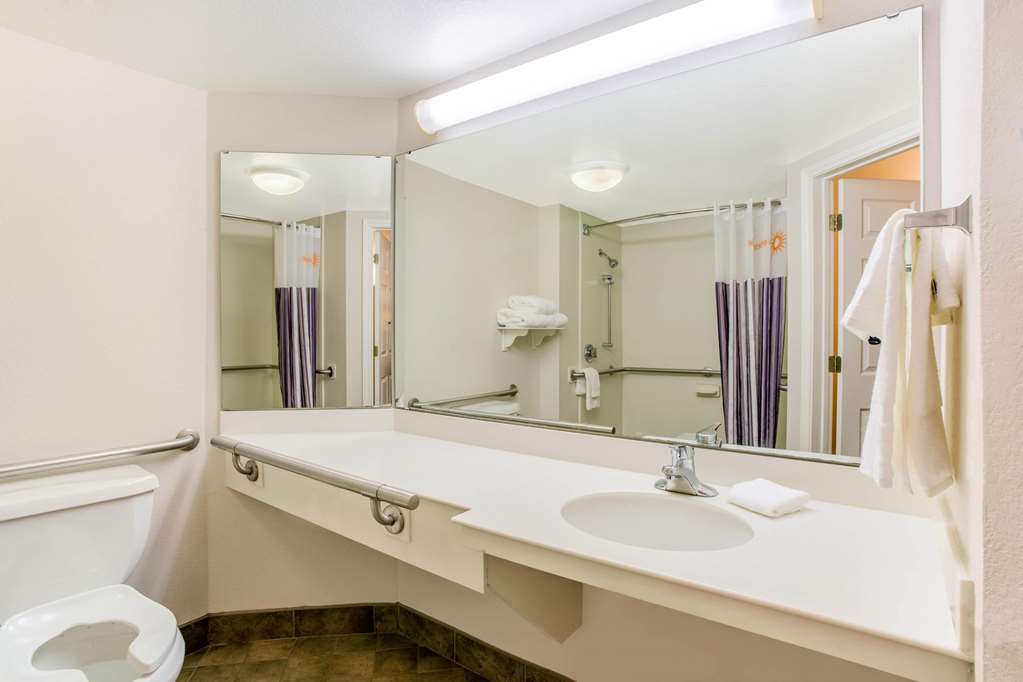 LA QUINTA INN STE RDU INTL AP-guestroom-Guest Room,Bathroom,On-Site.jpg