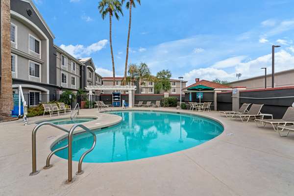 Pool - La Quinta Inn & Suites Scottsdale