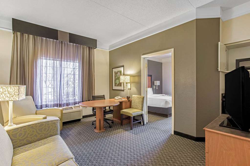 LA QUINTA INN STE BIRMINGHAM-guestroom-Guest Room,Suite,On-Site.jpg