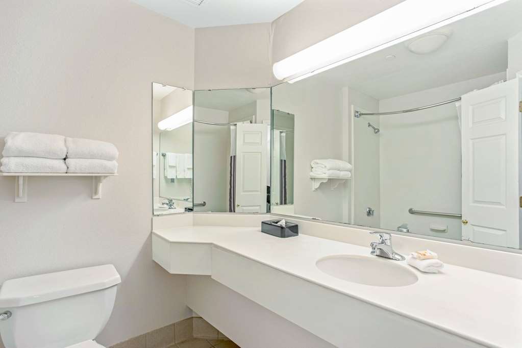 LA QUINTA INN STE BIRMINGHAM-guestroom-Guest Room,Bathroom,On-Site.jpg