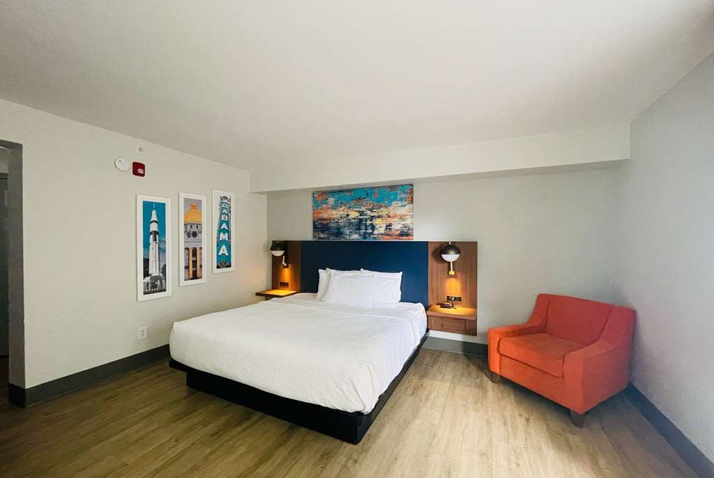 La Quinta Inn & Suites by Wyndham Birmingham Homewood - Tap to explore photos