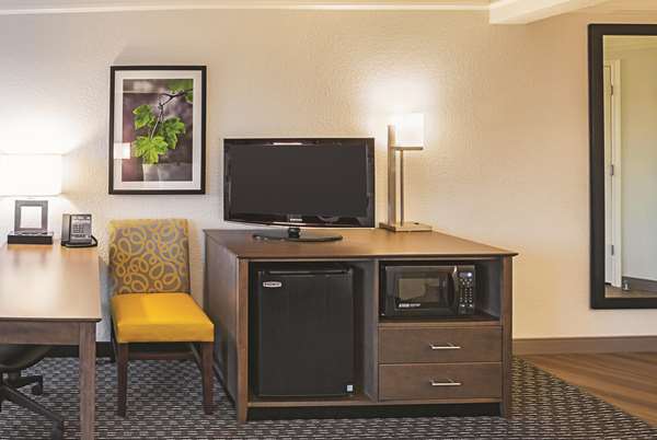  - La Quinta Inn & Suites North Fort Worth - I-35, Exit 56A
