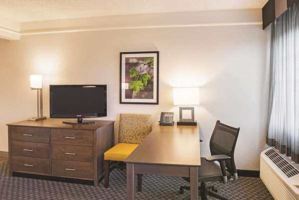  - La Quinta Inn & Suites North Fort Worth - I-35, Exit 56A