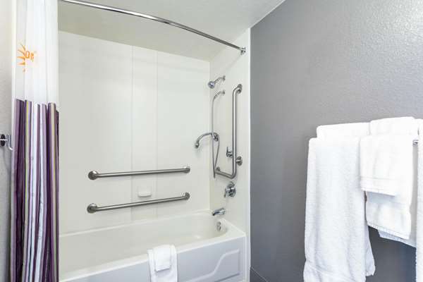  - La Quinta Inn & Suites Louisville