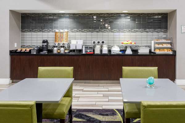  - La Quinta Inn & Suites Louisville