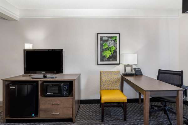  - La Quinta Inn & Suites Louisville